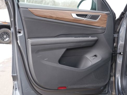 Used 2025 Volkswagen Atlas SE image 16