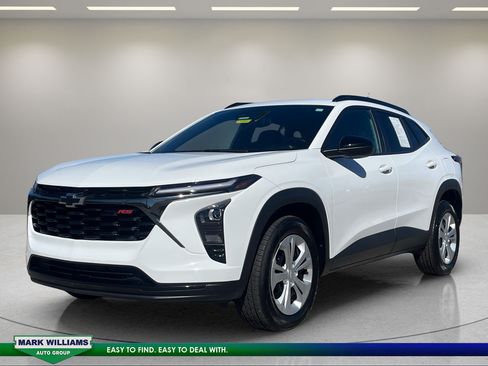 Used 2025 Chevrolet Trax RS FWD image 3