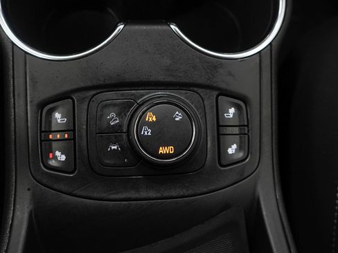 Used 2024 GMC Terrain SLT image 25