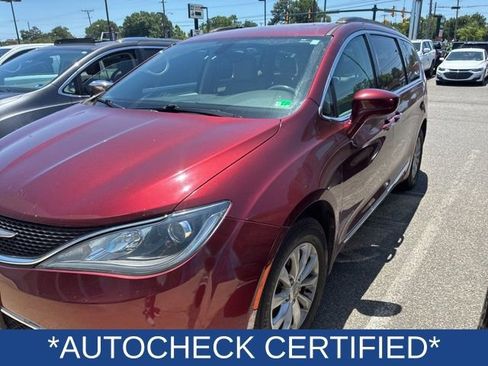 Used 2017 Chrysler Pacifica Touring-L FWD image 2