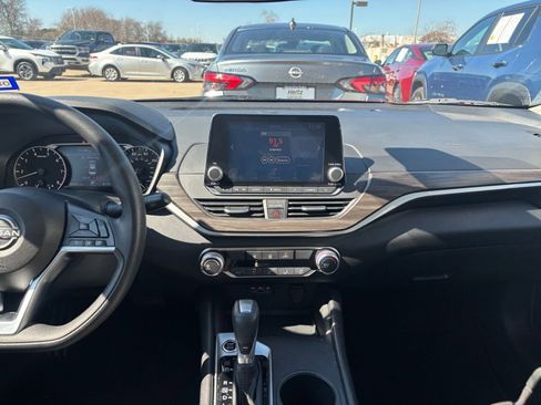 Used 2025 Nissan Altima 2.5 SV image 17
