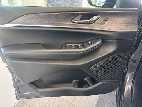 Used 2025 Jeep Grand Cherokee L Limited w/ Luxury Tech Group II image 25