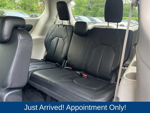Used 2020 Chrysler Pacifica Touring-L FWD image 12