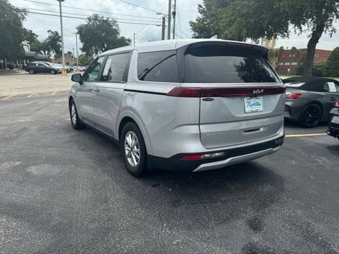 Used 2023 Kia Carnival LX FWD image 3