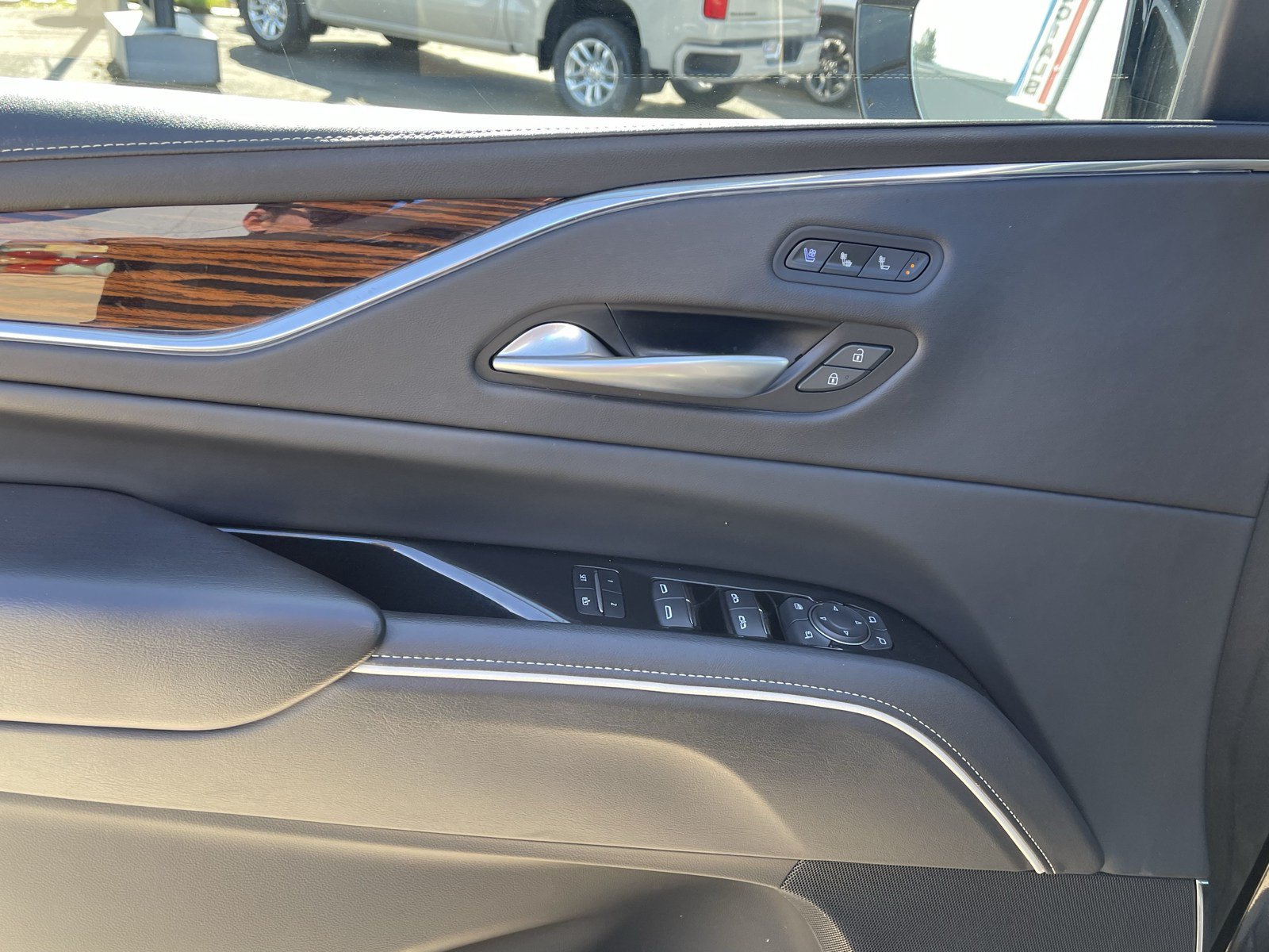 Used 2023 Cadillac Escalade ESV Premium Luxury AWD/4WD image 18