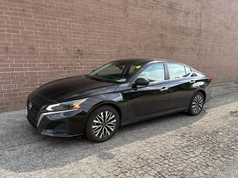 Used 2025 Nissan Altima 2.5 SV FWD image 1