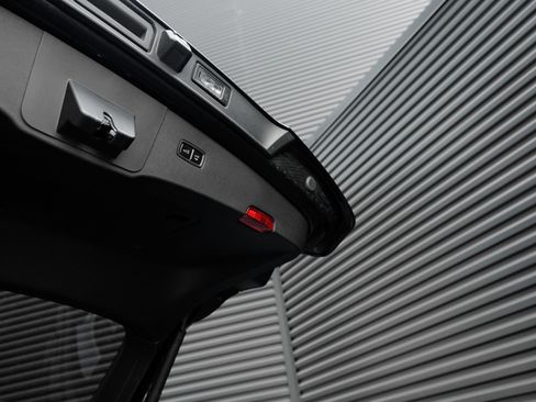 Certified 2025 Porsche Cayenne Turbo AWD/4WD image 33