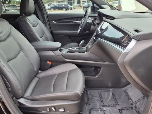 Used 2025 Cadillac XT6 Premium Luxury FWD image 9