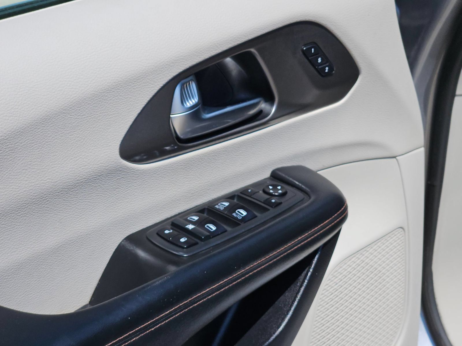 Used 2020 Chrysler Pacifica Touring-L FWD image 12