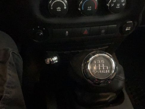 Used 2017 Jeep Wrangler Unlimited Rubicon w/ Connectivity Group AWD/4WD image 13