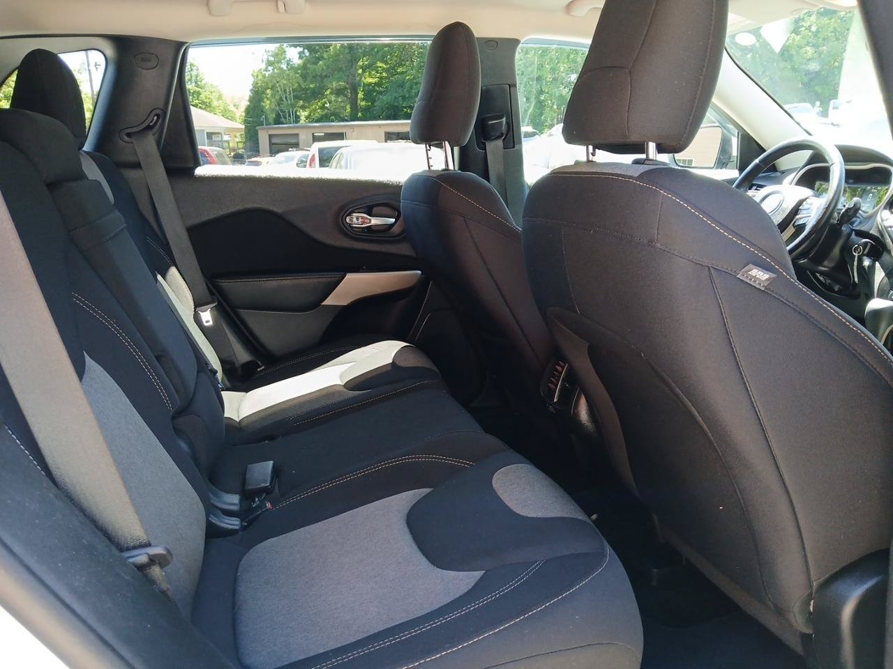 Used 2018 Jeep Cherokee Latitude w/ Altitude Package FWD image 13