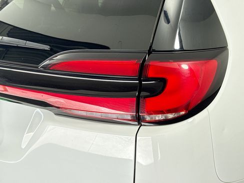 Used 2024 Chrysler Pacifica Touring-L FWD image 34