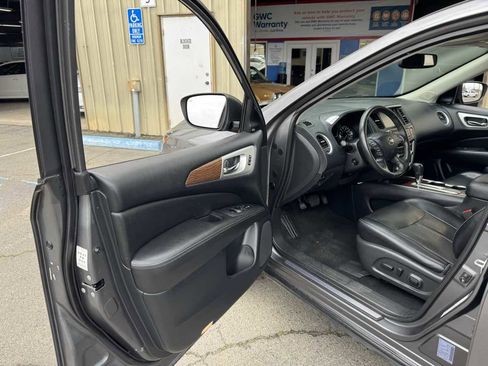 Used 2020 Nissan Pathfinder Platinum image 28