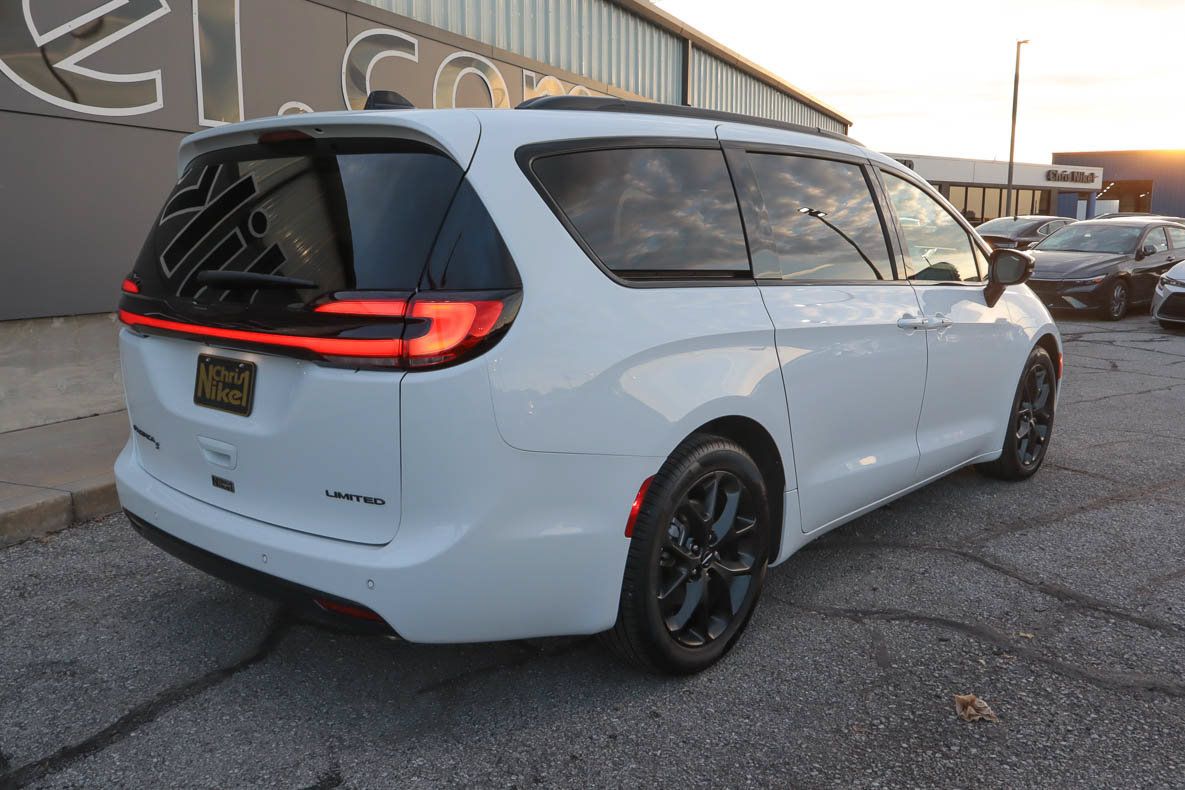 Used 2025 Chrysler Pacifica Limited FWD image 6