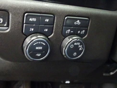 Certified 2022 Chevrolet Silverado 1500 LT w/ Z71 Off-Road Package AWD/4WD image 11