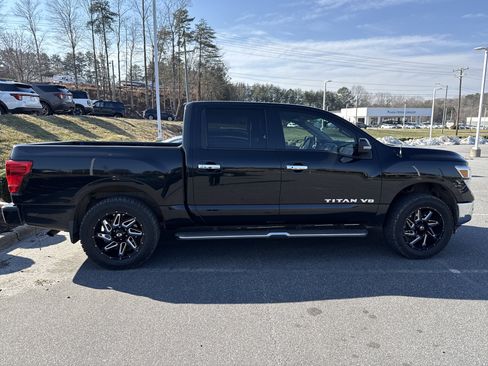 Used 2019 Nissan Titan SV w/ SV Convenience Package image 11
