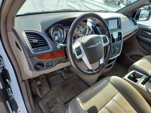 Used 2016 Chrysler Town & Country Touring image 10