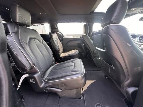 Used 2020 Chrysler Pacifica Limited w/ Advanced Safetytec Group FWD image 30