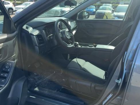 Used 2024 Nissan Rogue S AWD/4WD image 9