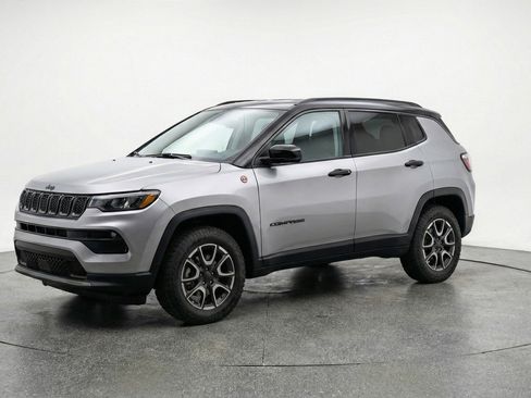Used 2025 Jeep Compass Trailhawk image 3