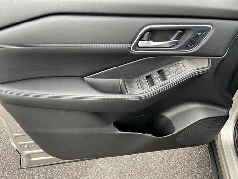 New 2026 Nissan Rogue Platinum image 9