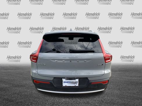 Used 2025 Volvo XC40 B5 Plus image 9