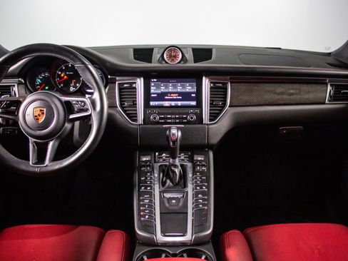 Used 2018 Porsche Macan Turbo AWD/4WD image 22