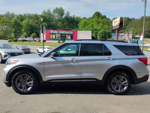 Used 2022 Ford Explorer XLT w/ Equipment Group 202A AWD/4WD image 9