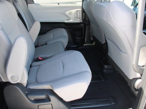 Certified 2025 Toyota Sienna LE w/ LE Plus Package FWD image 17