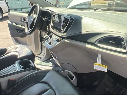 Used 2023 Chrysler Pacifica Touring-L image 13