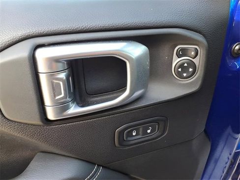 Used 2019 Jeep Wrangler Unlimited Sahara image 12