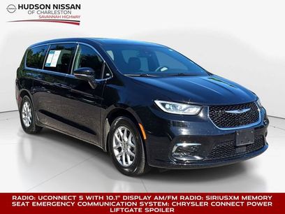 Used 2025 Chrysler Pacifica Select