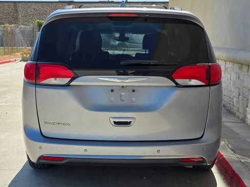 Used 2017 Chrysler Pacifica Touring-L FWD image 4