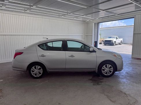 Used 2012 Nissan Versa SV FWD image 4