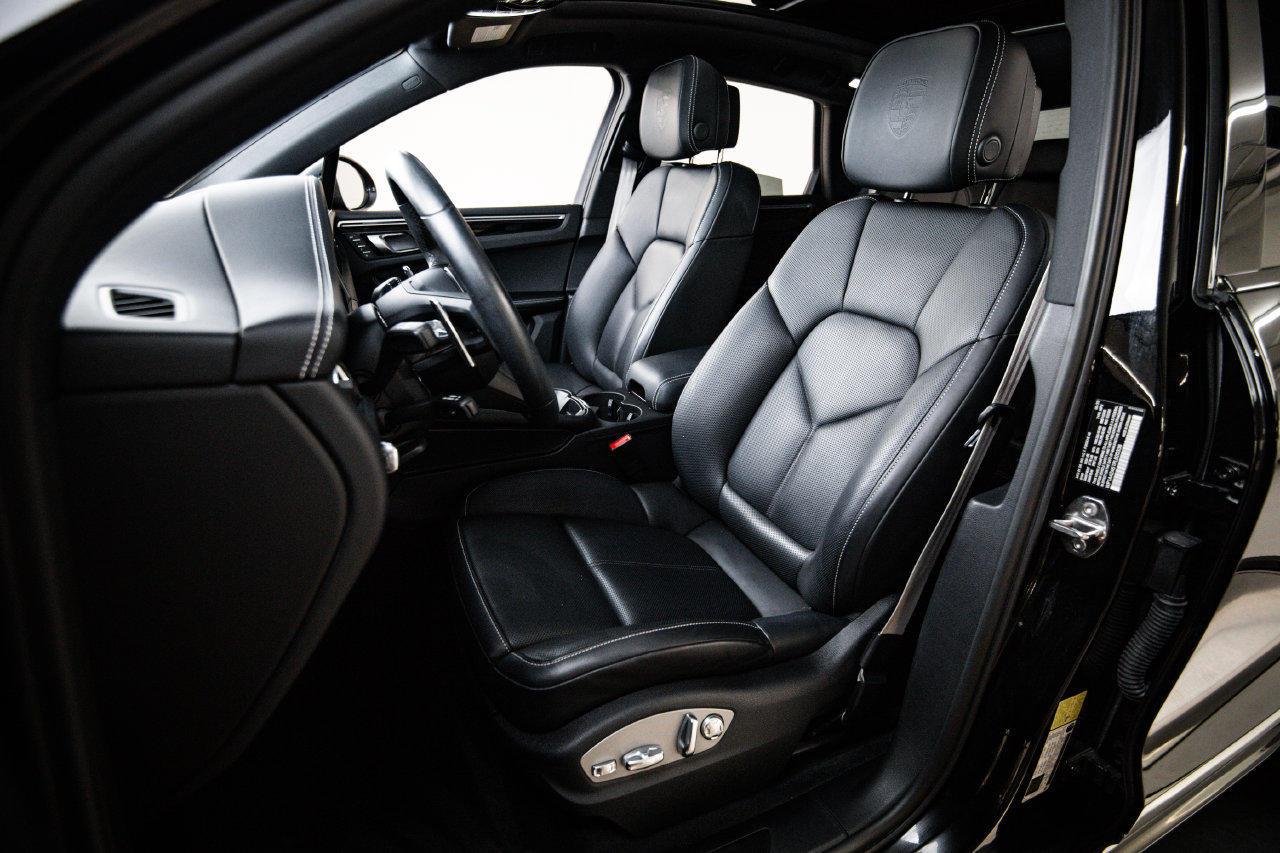 Certified 2023 Porsche Macan Turbo AWD/4WD image 5