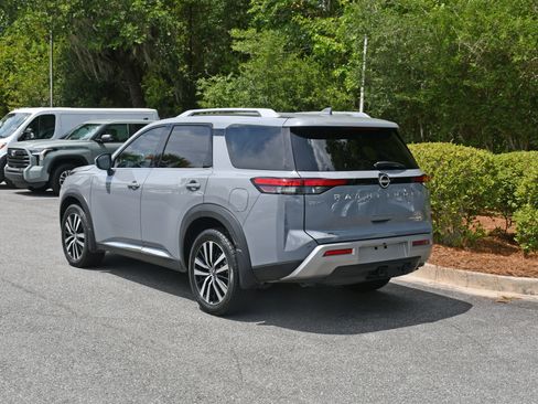 Used 2025 Nissan Pathfinder Platinum FWD image 3