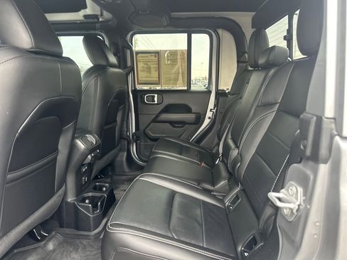 Used 2020 Jeep Gladiator Overland image 16