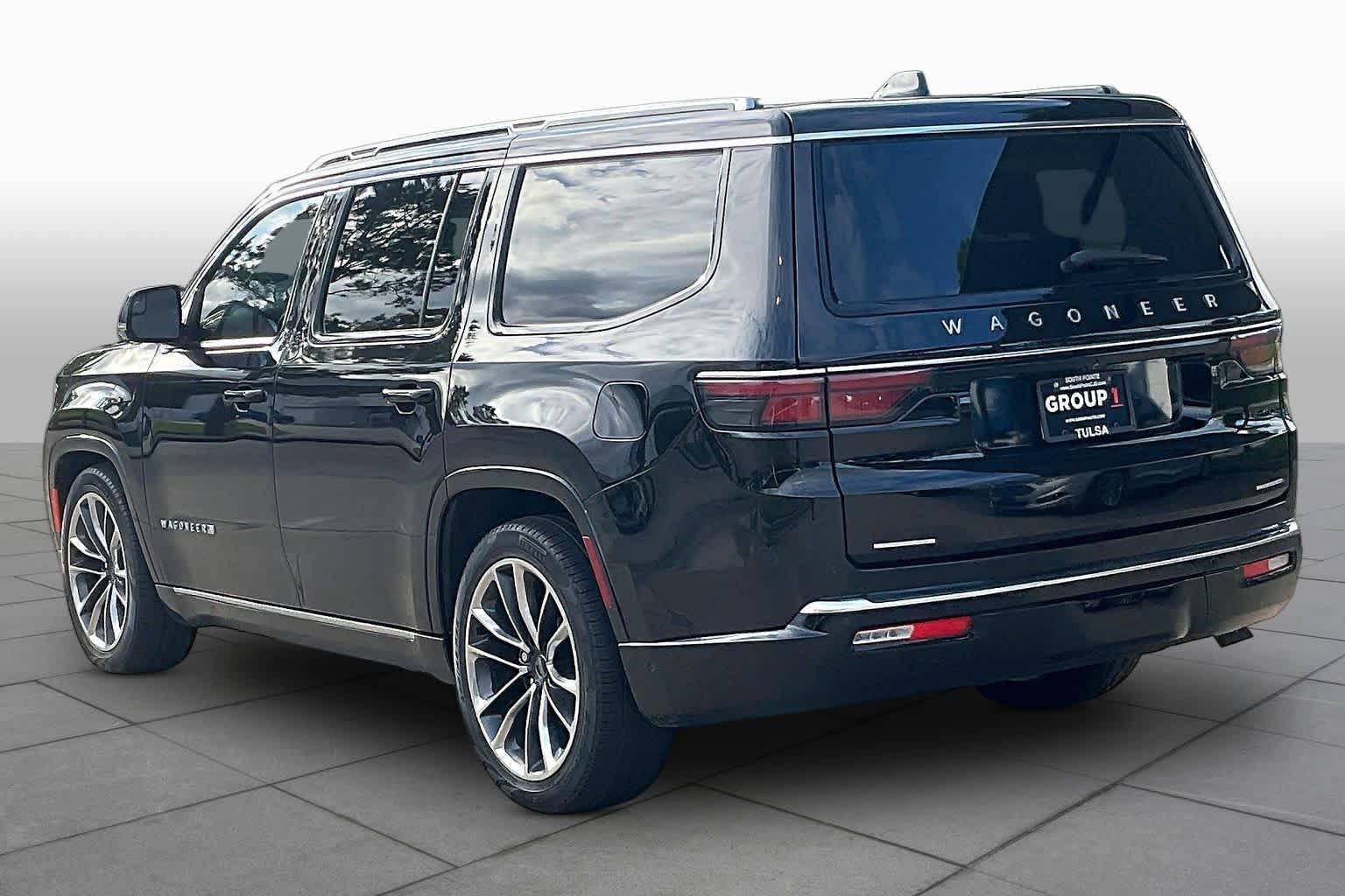Used 2023 Jeep Wagoneer Series III w/ Premium Group I AWD/4WD image 12