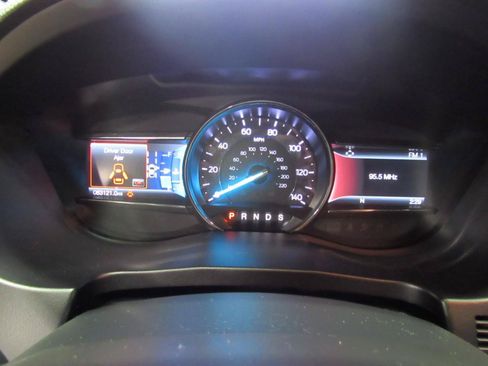 Used 2019 Ford Explorer XLT w/ Equipment Group 202A AWD/4WD image 17