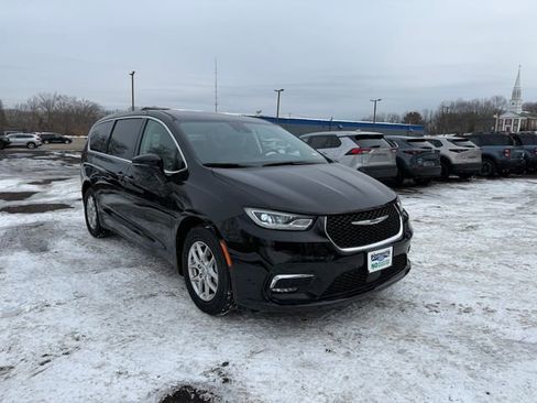 Used 2024 Chrysler Pacifica Touring-L image 1