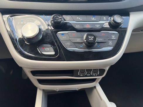 Used 2023 Chrysler Pacifica Touring-L FWD image 27