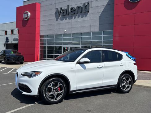 Used 2022 Alfa Romeo Stelvio Ti w/ Active Assist Plus Package AWD/4WD image 6