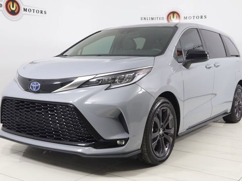 Used 2024 Toyota Sienna XSE image 5