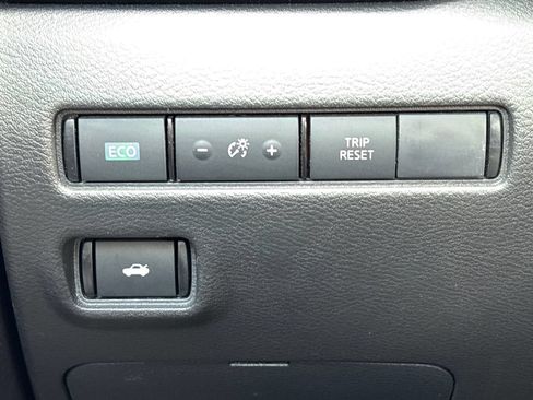 Used 2024 Nissan Sentra SV FWD image 11