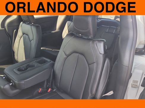 Used 2026 Chrysler Pacifica Select FWD image 11