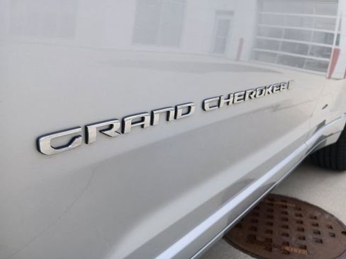 Used 2022 Jeep Grand Cherokee Overland AWD/4WD image 38