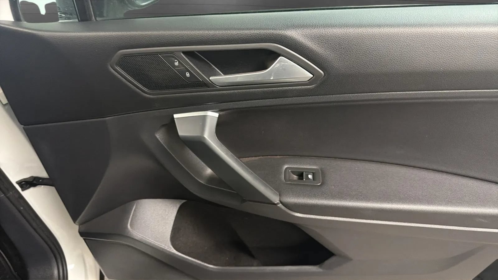 Used 2019 Volkswagen Tiguan SE FWD image 18