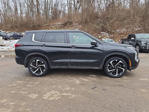 Used 2024 Mitsubishi Outlander SE image 3