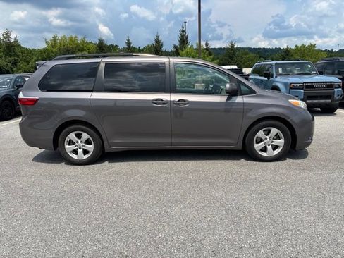 Used 2015 Toyota Sienna LE FWD image 1