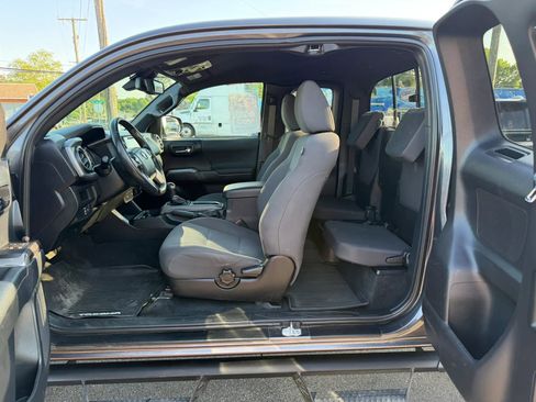 Used 2019 Toyota Tacoma TRD Off-Road AWD/4WD image 19